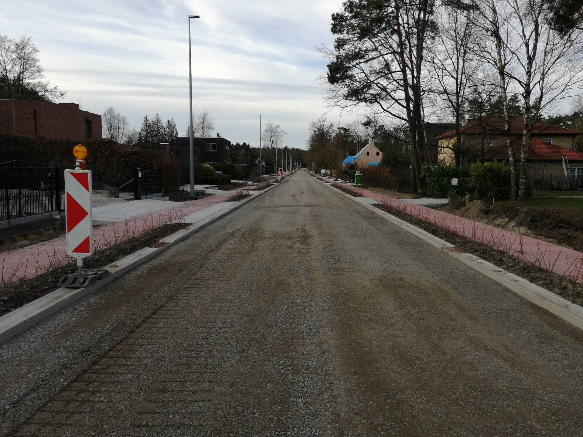 Fundering aangelegd op de Olensteenweg. Voorbereidend werk voor het asfalteren.