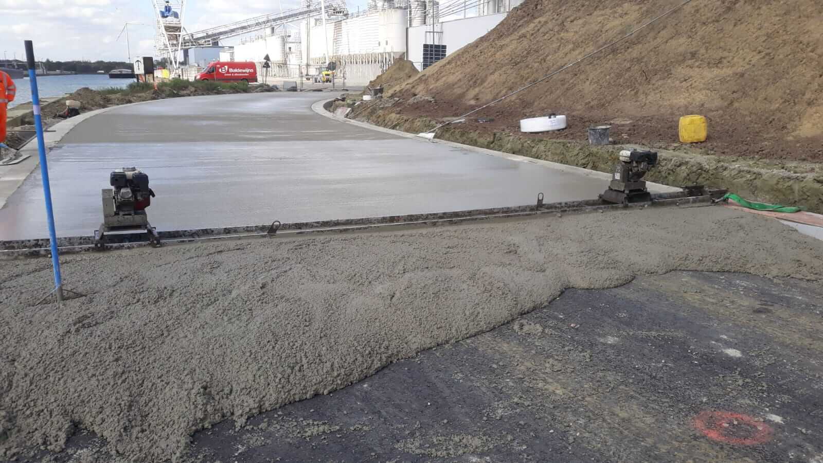 Het storten van een betonweg is een mooie oplossing voor een weg met zwaar vrachtverkeer